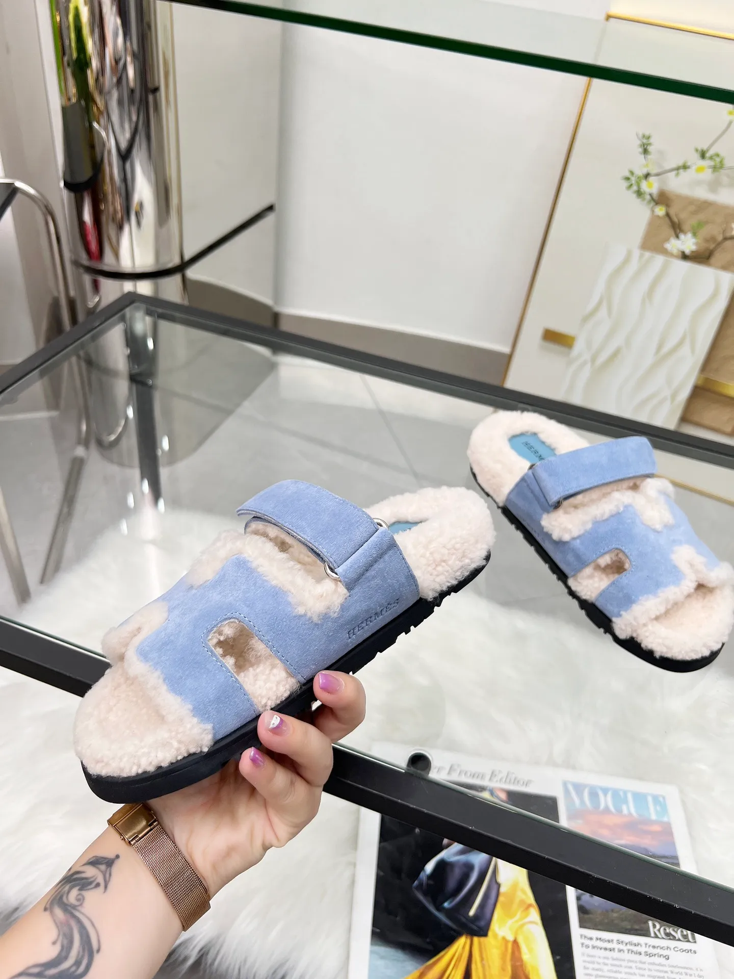 👟👟Ex-factory price 440👟👟 🌸[HERMES] My horse’s classic hot style second uncle🐑wool slippers🆕 are now available. A must-have item for autumn and winter ✅ Versatile and fashionable at home and out on the street 🍀The colors are extremely colorful! Walking Tuscany! TPR non-slip outsole is super light ️ Super comfortable on the feet without any sense of restraint I can’t stop drinking coffee ☕ My second uncle can’t take it off Color: maroon sand color light gray haze blue leather surface black code number: 35-40 (41 customized, non-returnable) Factory ready supply